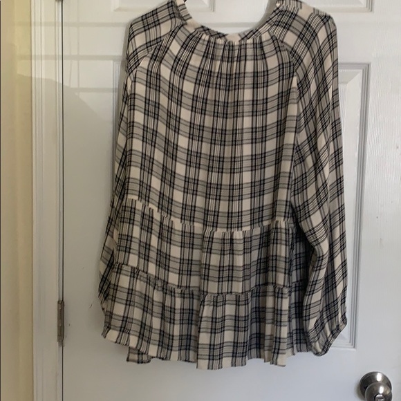 Woman’s long sleeve blouse. - Picture 5 of 5